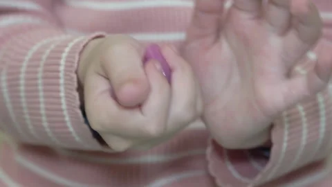 Child playing with pink slime close up Vidéo 335204755