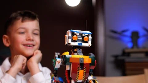 Child playing with programmable ai robot toy at home Foto stock