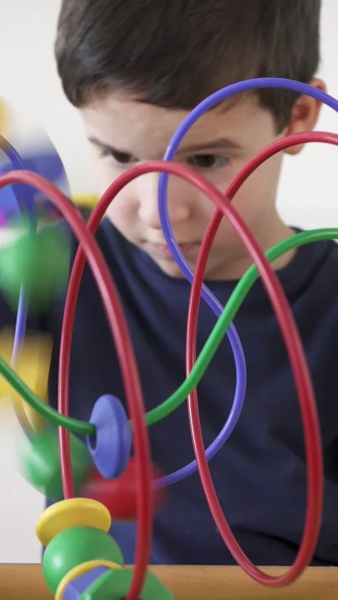 Child playing with roller coaster maze toy Vidéo 334716462