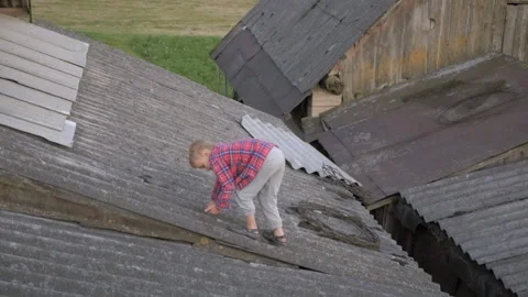 Child playing on the rooftops of the slums. Poverty concept. Stock-Footage 158173842
