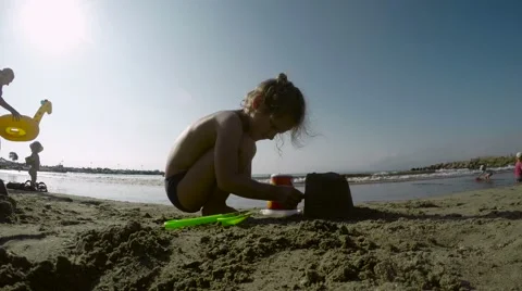 Child playing sand on the beach. Stockbeeldmateriaal 68116827