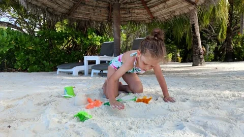 Child playing with sand on beach ocean sea. Child sculpt from the sand. 库存影片 168348767