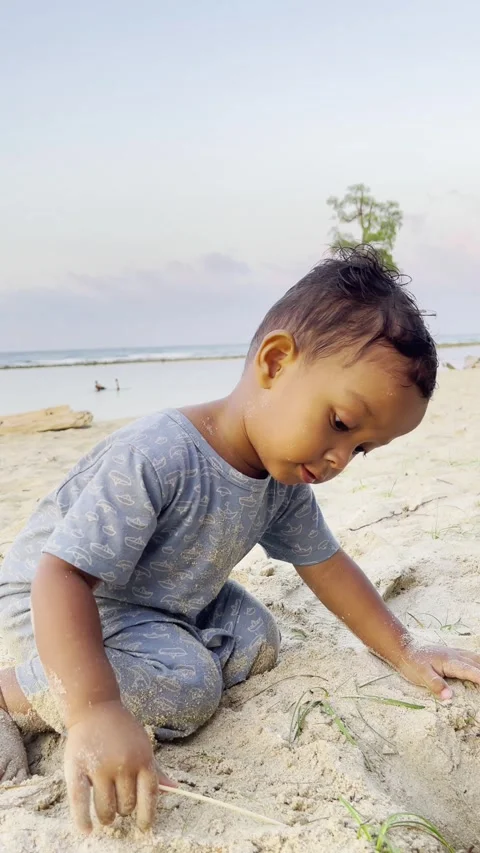Child playing sand on the beach on summer vacation. Happy kid enjoy. Vidéo 282760971