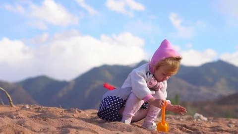 Child playing on the sand Vidéo 103255199