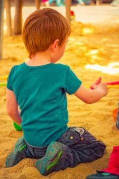 Child is playing in the sand Foto stock