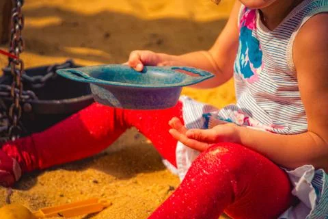 Child is playing in the sand Foto stock