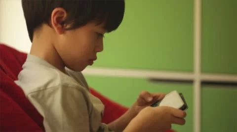 Child playing with smart phone Vidéo 67952665