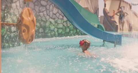 Child Playing Under Waterfall at Water Park Vídeos de archivo 303745683