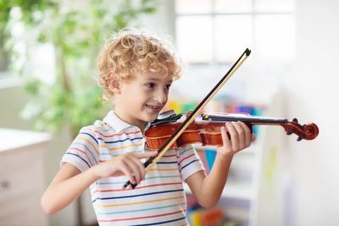 Child playing violin. Remote learning. Stock-Fotos