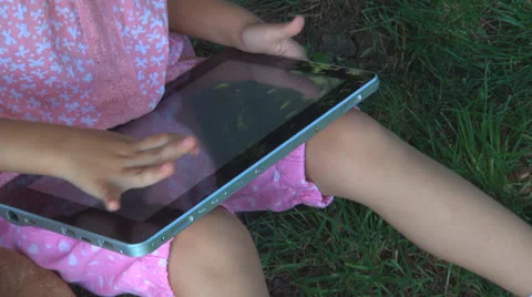 Child Playing at Wireless Tablet in Park, Girl Using Touchscreen Ipad, Children Vídeo Stock 25287833