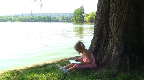 Child Playing at Wireless Tablet in Park, Girl Using Touchscreen Ipad, Children Vídeo Stock 25287976