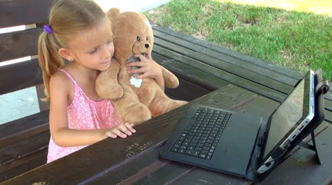 Child Playing at Wireless Tablet in Park, Girl Using Touchscreen Ipad, Children Vídeo Stock 25290723