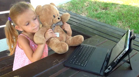 Child Playing at Wireless Tablet in Park, Girl Using Touchscreen Ipad, Children Vídeo Stock 25291366