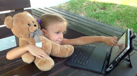 Child Playing at Wireless Tablet in Park, Girl Using Touchscreen Ipad, Children Vídeo Stock 25292105