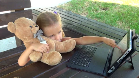 Child Playing at Wireless Tablet in Park, Girl Using Touchscreen Ipad, Children Vídeo Stock 25292720