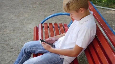 Child playing on your smartphone Vidéo 66884719