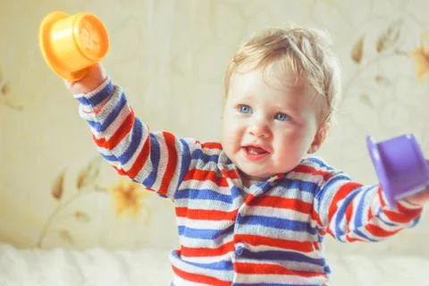The child plays on the bed Foto stock