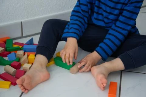 A child plays with blocks Foto stock