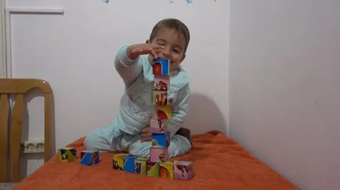 Child plays with building bricks Stock Footage 62191509