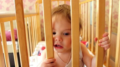 The child plays in a cot Vidéo 62602193