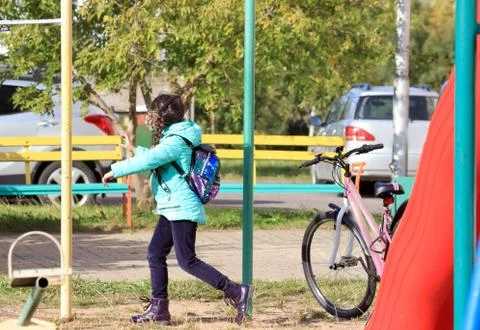 Child plays outside Stock-Fotos