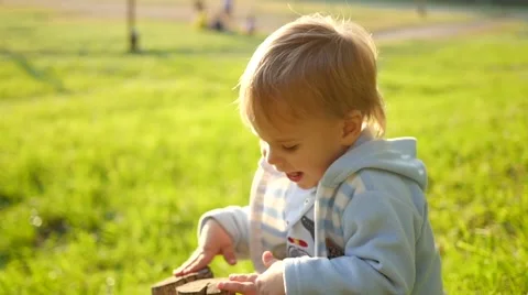 A child plays in the Park 库存影片 67456004