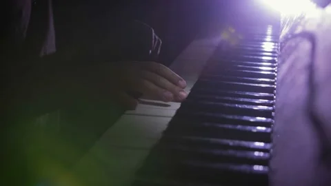 A child plays the piano Vídeo Stock 99019158