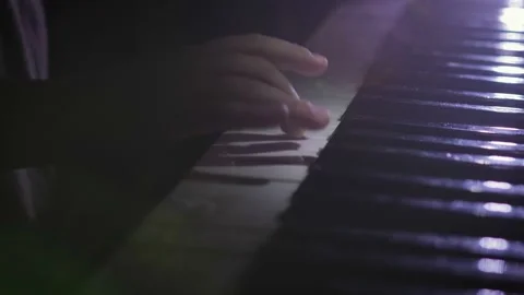 A child plays the piano Vidéo 99167920
