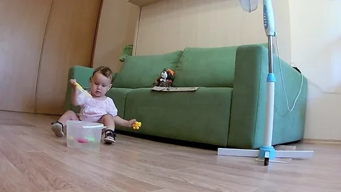 The child plays with plastic fishs 库存影片 92368525