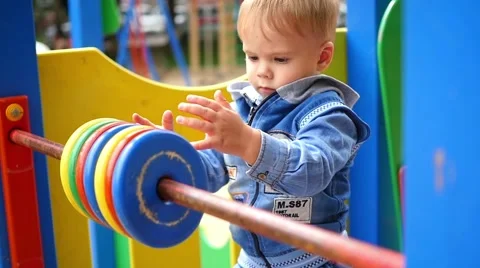 A child plays on the Playground Vidéo 65311304