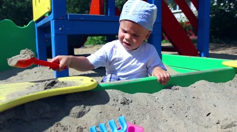 A child plays in the sandbox Vídeo Stock 64818464
