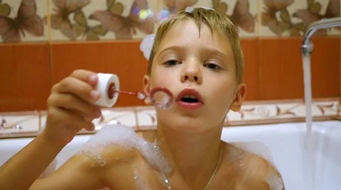 A child plays with soap bubbles in the bathroom 動画素材 65163339