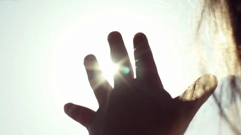 The Child Plays With The Sun Rays. Nature. Baby Silhouette. Vidéo 102350158