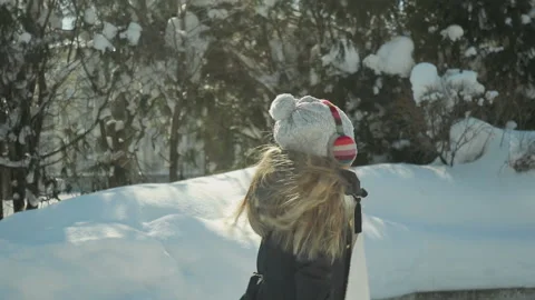 Child plays in the winter Park 스톡 동영상 87842174