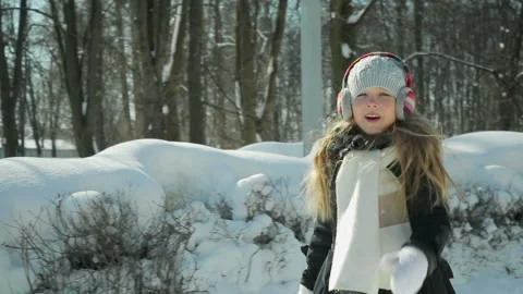 Child plays in the winter Park 库存影片 87842526