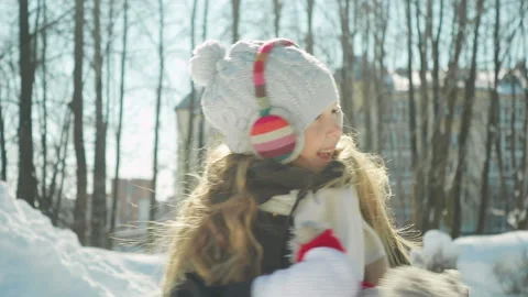 Child plays in the winter Park 库存影片 88155778