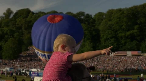 Child pointing at balloons Vídeo Stock 53500688