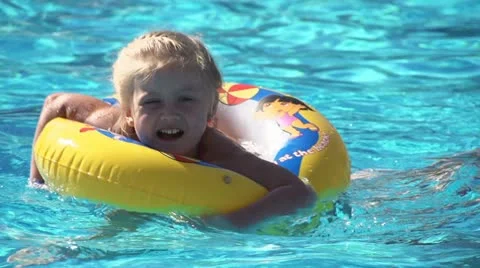 Child in pool 2 Video stock 20455007