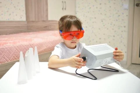 The child is preparing for the prevention of diseases with Ultraviolet lamp v Foto stock