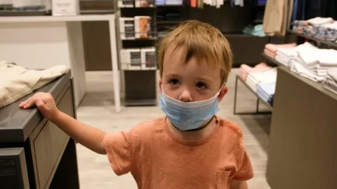 Child in a protective mask in a store Video stock 136739310