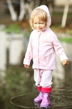 Child in puddle 스톡 사진
