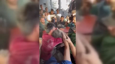 Child Pulled From Air Raid Debris in Gaza Stock Footage 255222637