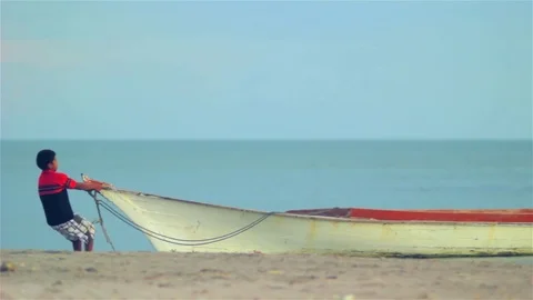 Child pulling a canoe 動画素材 75462482