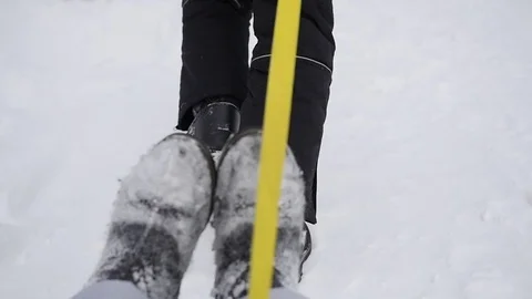 A child pulls the cord sled on snowy road Vidéo 69983987