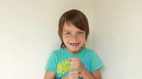 Child pulls a tooth 動画素材 64628045