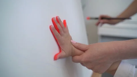 Child puts a handprint on paper 库存影片 151688962