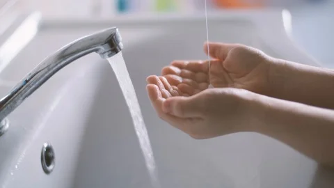 The child puts soap in his hands and washes them thoroughly under running water Video stock 128177907