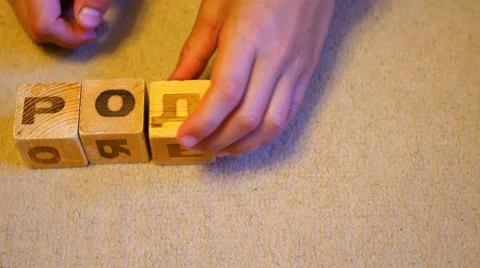 The child puts the words out of blocks Vidéo 65161403