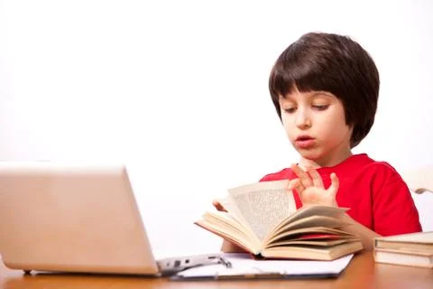 Child reading a textbook Foto stock