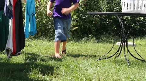 Child running alone 動画素材 8517471